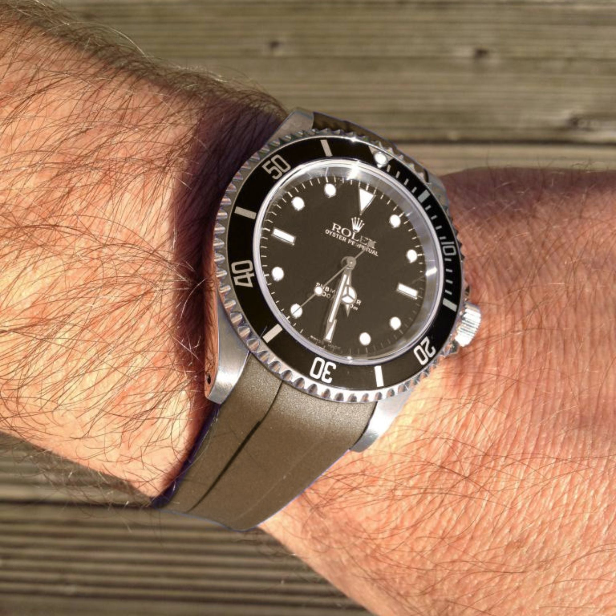 High End Curved FKM Rubber Watch Strap - Oyster Style Deployment Clasp 20mm - Brown with Rosegold Clasp