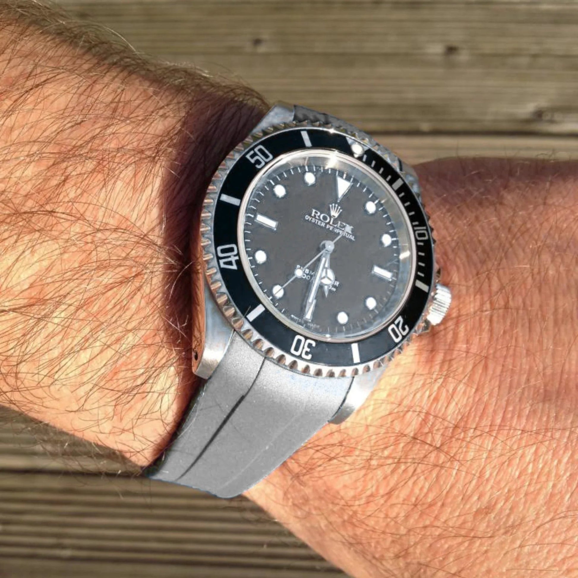 High End Curved FKM Rubber Watch Band - Oyster Style Deployment Clasp: 20 mm - Grey - DREAM WATCHES