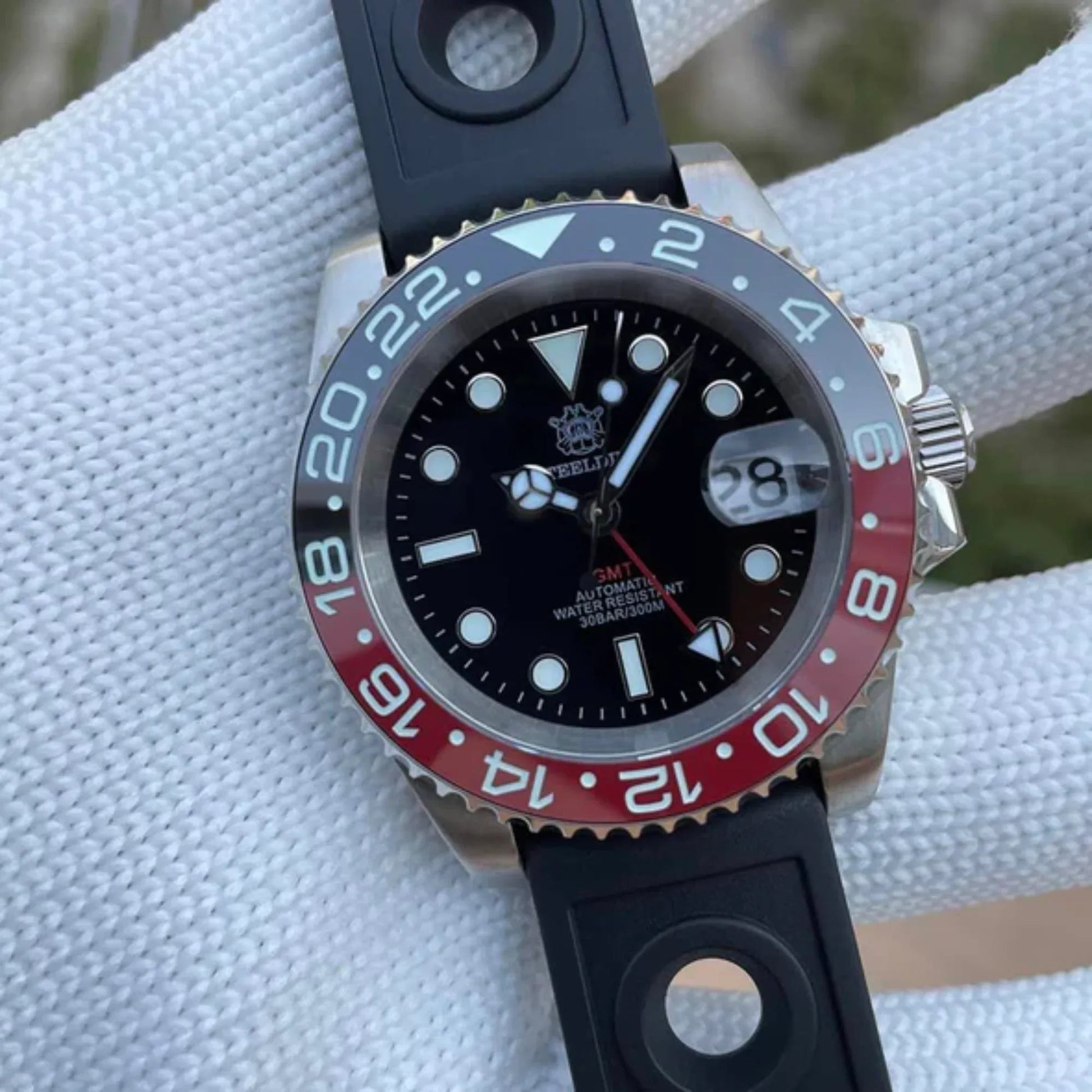 Steeldive SD1993 NH34 GMT Automatic Watch V2 Red/Black Dial With Oyster Bracelet - DREAM WATCHES